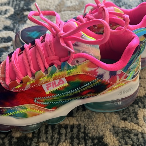 Size 6 Tye Dye Fila Shoes - Picture 3 of 10
